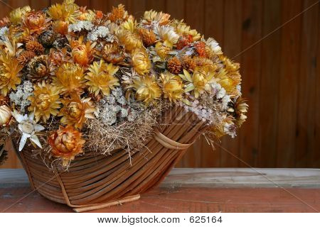 Bouquet de fleurs séchées dans le panier