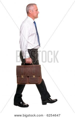 Maduro Businesman caminando, vista lateral.