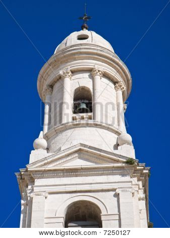 Belltower św Teresa sanktuarium. Trani. Apulia.