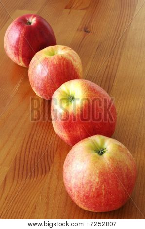 Quatre pommes sur table