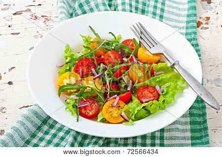 Tomato salad with lettuce, arugala and onions
