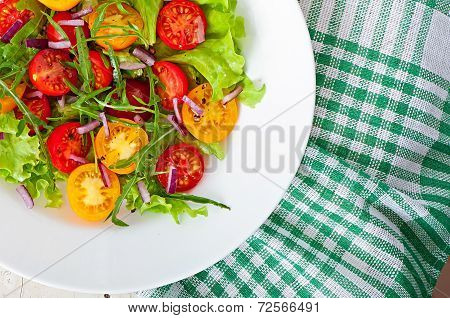 Tomato salad with lettuce, arugala and onions
