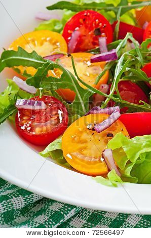 Tomato salad with lettuce, arugala and onions