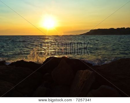 Respingo de mar ao pôr do sol