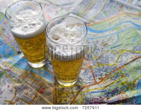 Bicchieri di birra sulla mappa di Praga.