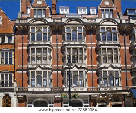 Luxury public house in Mayfair, decorated with flower baskets