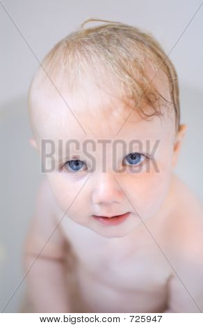 Dítě v lázni hledět