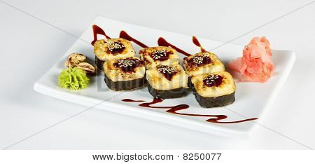 Talíř sushi izolované na bílém