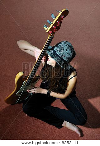 Ung smuk kvinde med Guitare