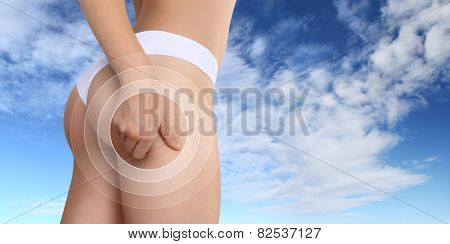 hands that treat cellulite on the buttocks