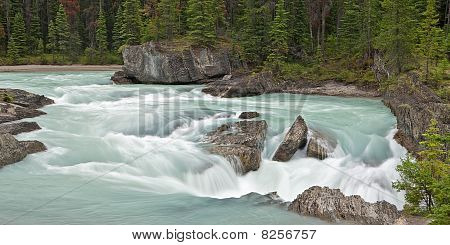 Kicking Horse River w Natural Bridge