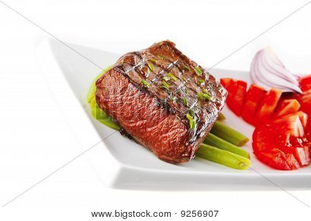 Carne asada servida en blanco