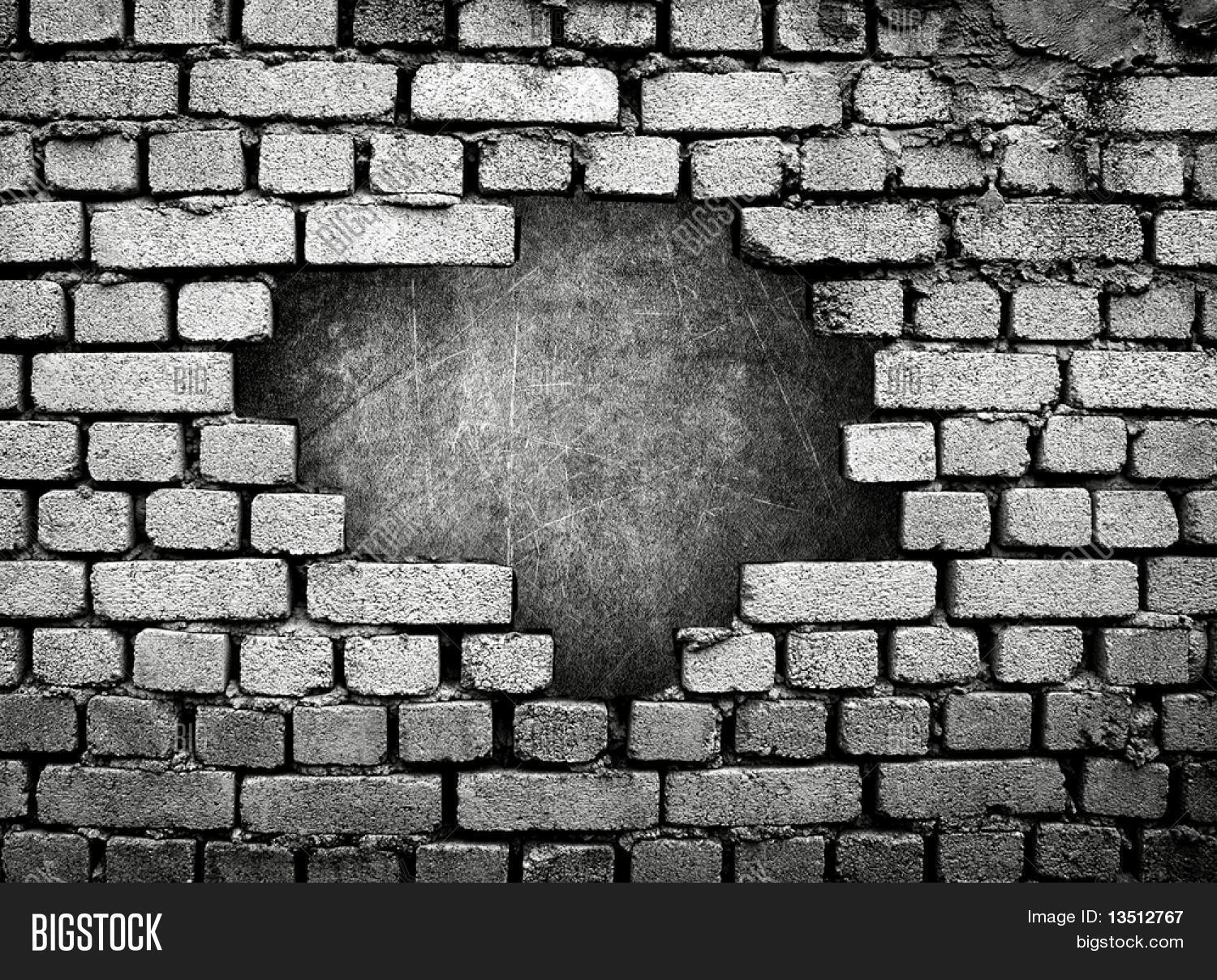 Текстура кирпичной стены с трещинами. Стены дрожать под. Стены дрожать под. Повреждения зданий. Тень дерева на стене.