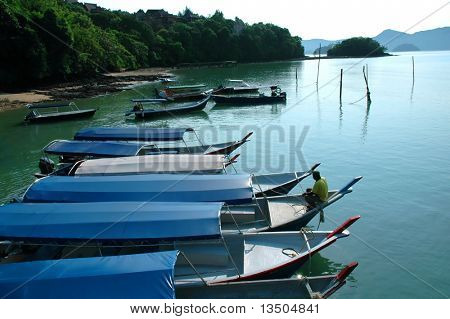 několik lodí na moři langkawi, Malajsie