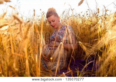 Young pregnant woman waiting for a child.