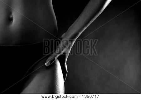  De la mano en la cadera