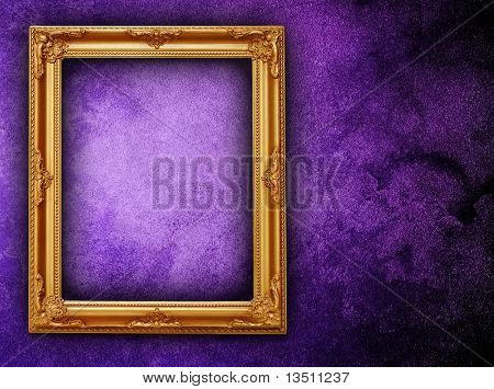 moldura dourada na parede roxa