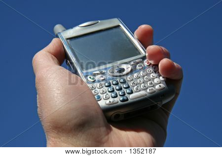 Mano che tiene il cellulare