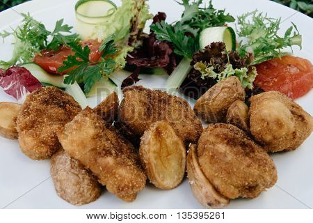 Chickenbreast in crispy breadcump coating with fresh salad