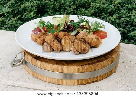 Chickenbreast in crispy breadcump coating with fresh salad