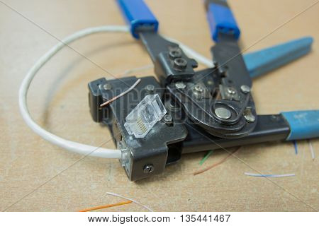 The crimp the cable cat5e or cat6