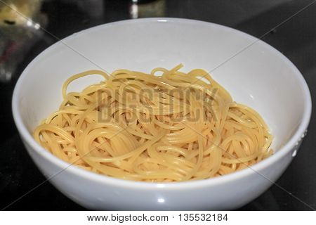 closeup boiled spaghetti in the white bowl
