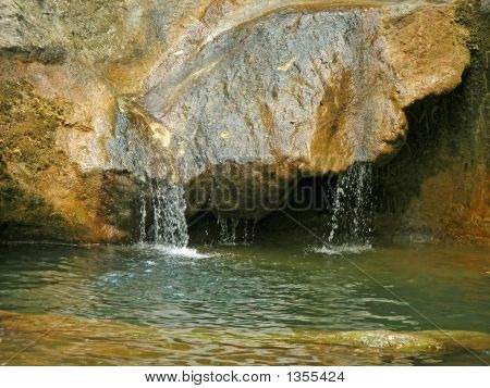 Petite chute d'eau et de la lagune sur la rivière