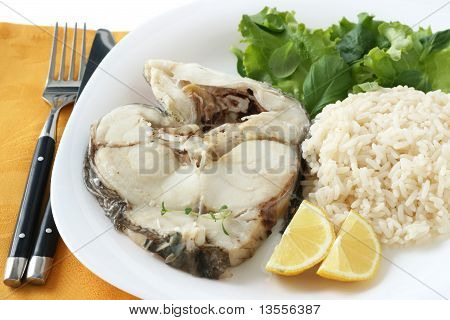 Kokt fisk med ris och citron