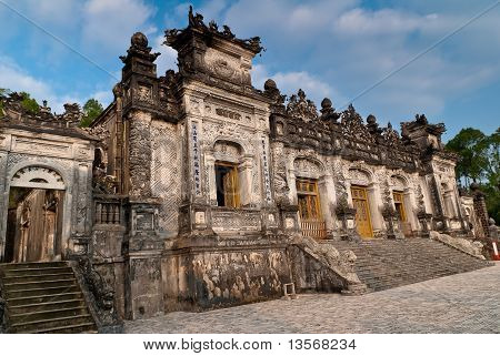 Průčelí paláce Dinh Hương Khai Dinh hrobky, Hue, Vietnam