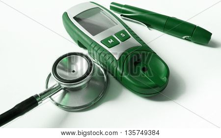 Device for measuring blood sugar level and pills with stethoscope
