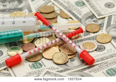 Konceptuální fotografie ilustrující drahé léky a léčiva