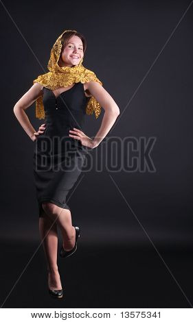 Bellezza sorriso donna in giallo tippet