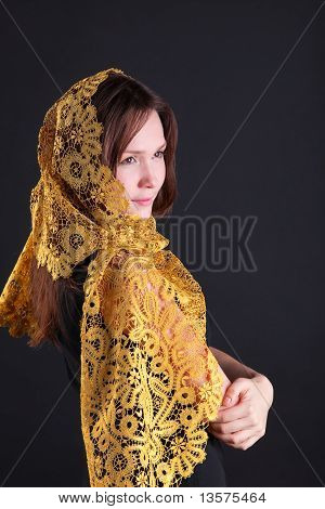 Bellezza sorriso donna in giallo tippet