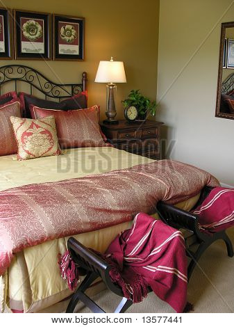 Uma foto de um quarto luxuoso (foco na Base da cama)