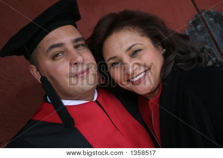  University Graduate med sin mor