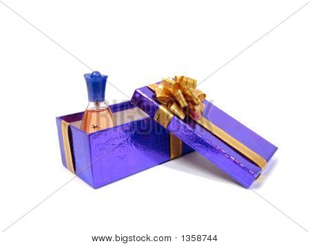  Parfém na gratulací Violet Box nad bílým pozadím