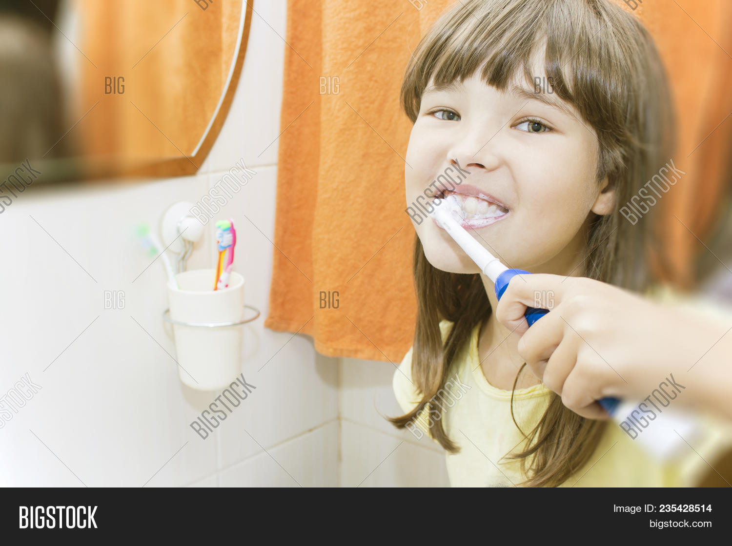 Взрослой зубной пастой чистить зубы детям. Гигиена рта для детей. Зубы. Гигиена зубов для детей. Чистка зубов щеткой.