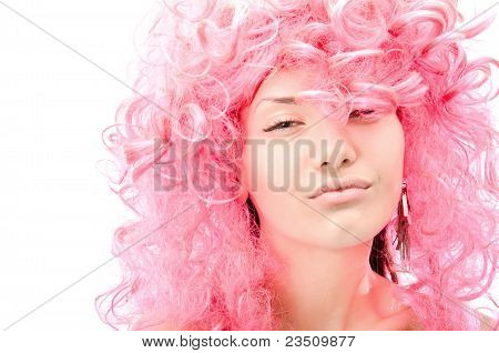 분홍색 곱슬 머리를 가진 매력적인 젊은 여자