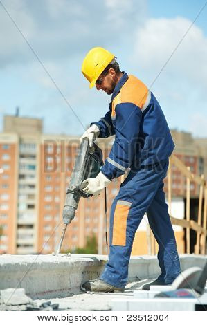 Portarait di positivo lavoratore Builder con martello pneumatico trapano attrezzature in cantiere
