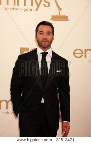 LOS ANGELES - SEP 18: Jeremy Piven příchodu na 63 Primetime Emmy Awards v Nokia Theatre v S