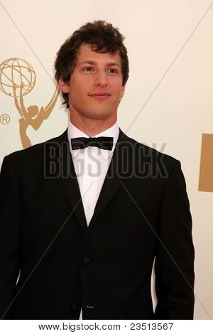 LOS ANGELES - SEP 18: Andy Samberg ankommer 63 Primetime Emmy Awards på Nokia Theater på S