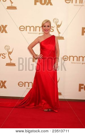 LOS ANGELES - SEP 18: Angela Kinsey ankommer 63 Primetime Emmy Awards på Nokia Theater på 