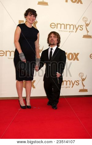 LOS ANGELES - SEP 18: Peter Dinklage che arrivano presso la 63a Primetime Emmy Awards al Nokia Theater