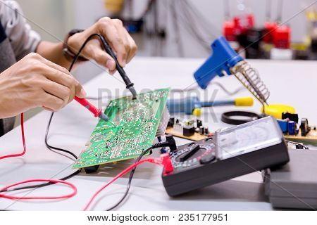 Close Up Of The Hand Men Hold Tool Repairs Electronics Manufacturing Services,repair Of Electronic D