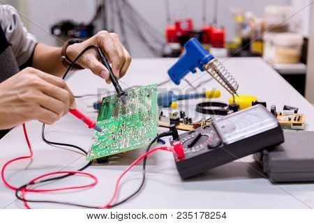 Close Up Of The Hand Men Hold Tool Repairs Electronics Manufacturing Services,repair Of Electronic D