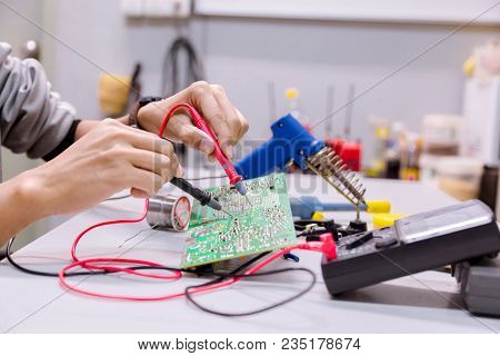 Close Up Of The Hand Men Hold Tool Repairs Electronics Manufacturing Services,repair Of Electronic D