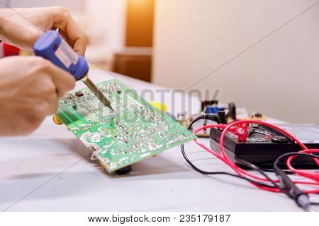 Close Up Of The Hand Men Hold Tool Repairs Electronics Manufacturing Services,repair Of Electronic D