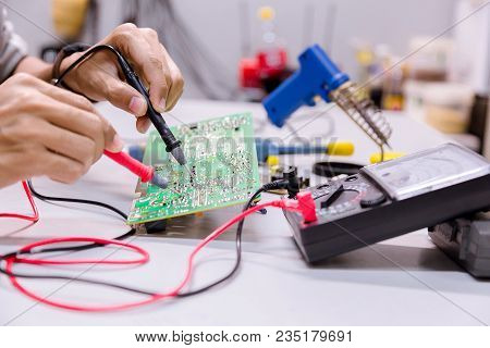 Close Up Of The Hand Men Hold Tool Repairs Electronics Manufacturing Services,repair Of Electronic D