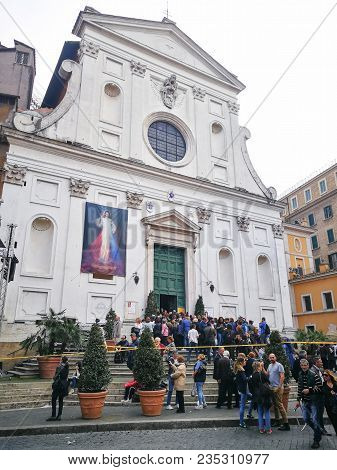 Rome, Italy. April 08, 2018: Group Of Worshipers In Front Of The Church Of The Holy Spirit In Sassia