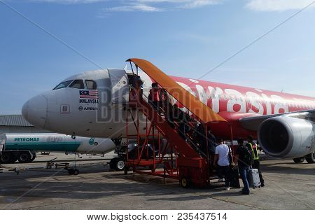 Johor Bahru,malaysia- 05 Apr, 2018:  Passenger Walk Toward Airasia Fleet And Get Ready To Flight At 